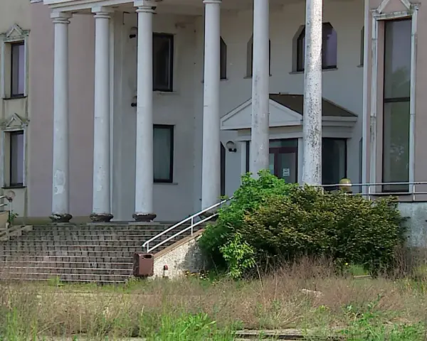 Hotel Murat w Wejherowie z kolumnami i schodami prowadzącymi do wejścia.