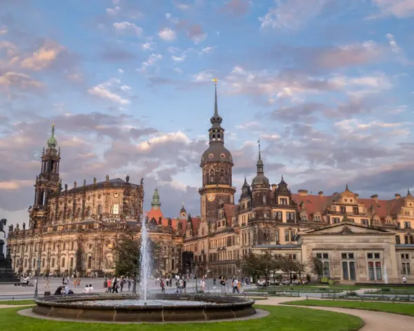 Zamek w Dreźnie z fontanną i pomnikiem konnym na placu. Architektura zachwyca o zachodzie słońca.