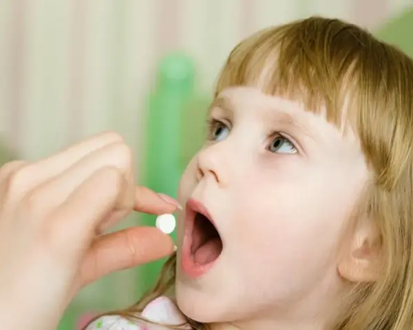 Dziecko przyjmuje tabletkę. Czy podczas odrobaczania dziecko może chodzić do przedszkola? Zależy od leku i samopoczucia malucha.