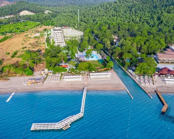 Widok z lotu ptaka na hotel z basenami i plażą w Kemer. Ma biche kemer by werde hotels to idealne miejsce na wakacje.