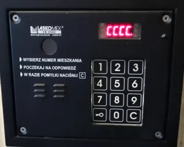 Jak wpisać kod do domofonu? Otwórz drzwi za pierwszym razem!