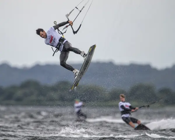 Kitesurfing: Ile naprawdę kosztuje? Scenariusze budżetowe.
