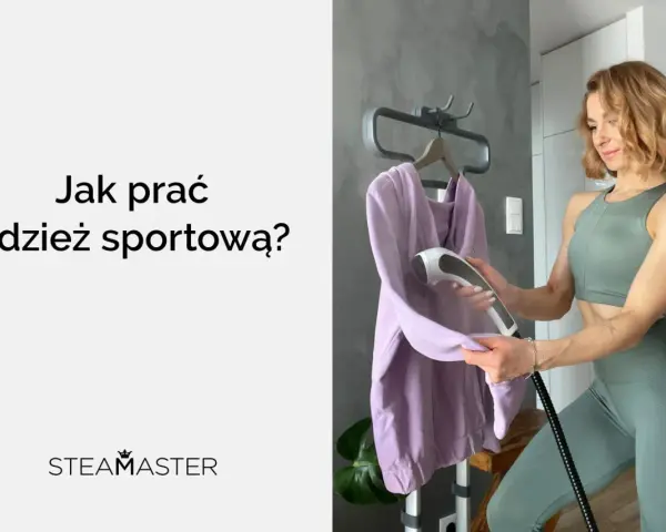 Kobieta w sportowym stroju prasuje parownicą fioletową bluzę. Dbanie o odzież sportową jest kluczowe.
