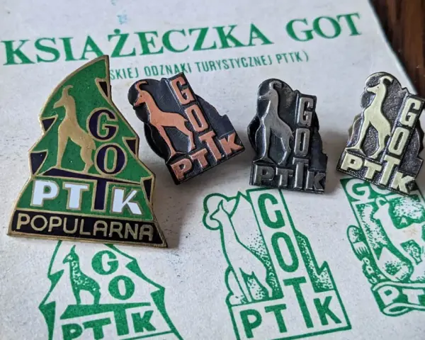 Książeczka GOT PTTK z odznakami turystycznymi. Odznaki GOT PTTK z kozicą, w różnych kolorach i stylach.