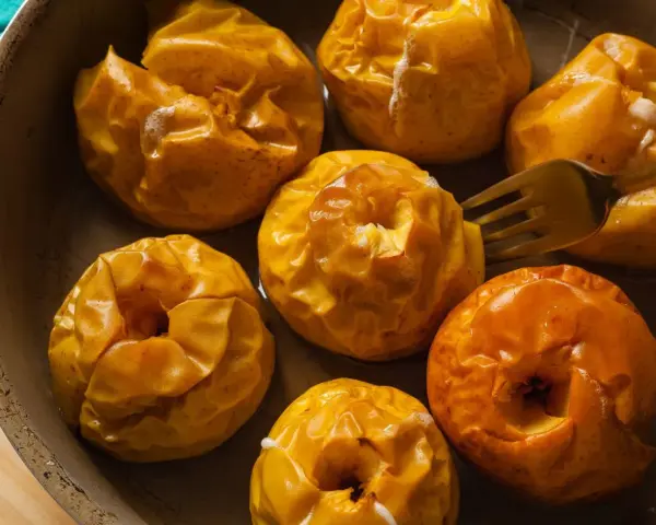 Des pommes au four dorées et fondantes, prêtes à être dégustées. Une recette simple et réconfortante.