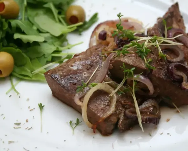 Smażona wątróbka z cebulką i rukolą. Czy wątróbkę można mrozić? Tak, po rozmrożeniu smakuje równie dobrze.