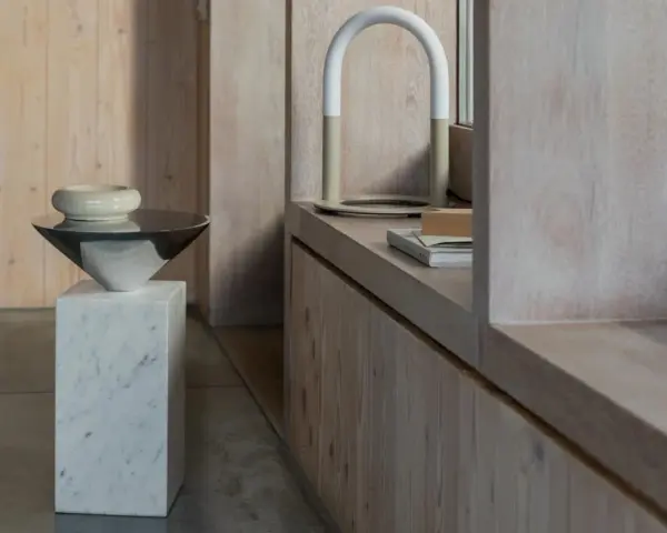 En marmorpall med en metallskål och en ljus keramikskål. Vad passar till grått? Denna stilrena inredning med trä och metall.
