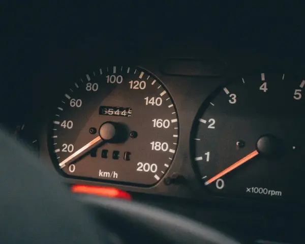 Obrotomierz i prędkościomierz pokazują, na jakich obrotach jeździć dieslem. Prędkość 0 km/h, obroty poniżej 1000 rpm.