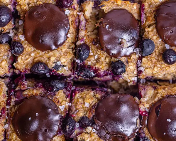Saftige baked oats mit Blaubeeren und Schokoladenchips, bestreut mit Meersalzflocken. Ein köstlicher Genuss!