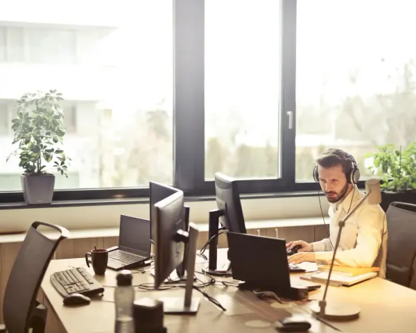 Co robi spedytor? Kluczowe zadania i ścieżka kariery w TSL