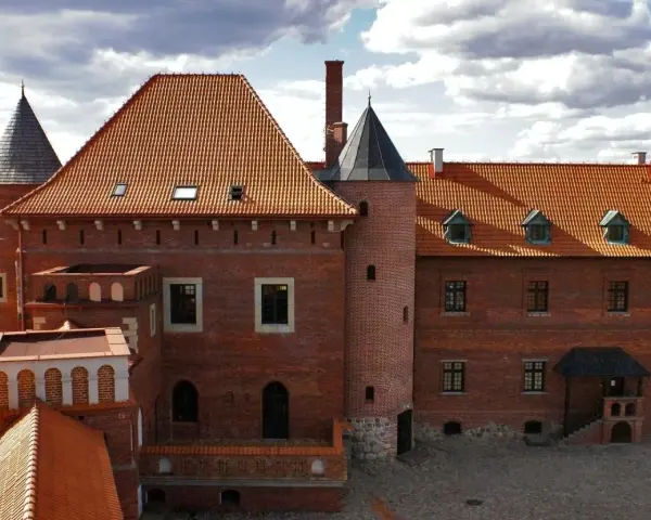 Zamek w Tykocinie, z cegły i dachówką, z wieżami i kominami. Ciekawostki o jego historii i architekturze zachwycają.