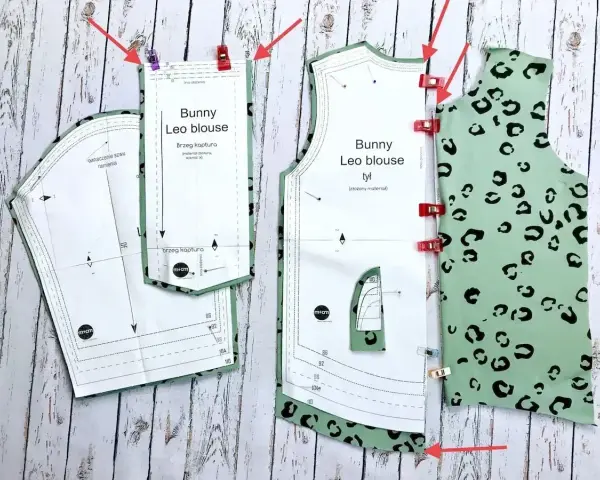 Wzór wykroju "Bunny Leo blouse" i materiał w panterkę, gotowe do szycia. Instrukcja jak uszyć bluzę krok po kroku.