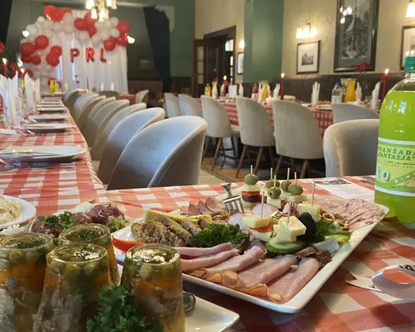 Impreza w stylu PRL kuchnia: Smaki, które przeniosą w czasie
