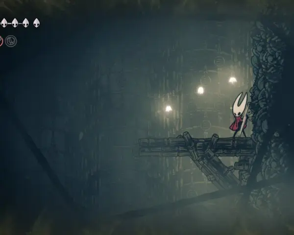 Hornet, en la niebla de Silksong, se prepara para el combate en una plataforma precaria.