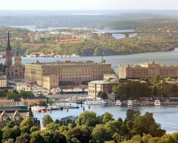 Sztokholm atrakcje za darmo: widok na Gamla Stan, Pałac Królewski i Riksbanken. Woda, mosty i zieleń tworzą malowniczy krajobraz.