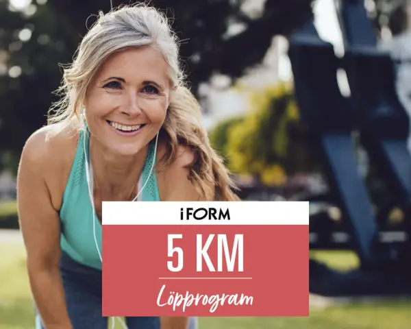 Glad kvinna redo att springa 5 km. Hennes löpprogram från iForm väntar.