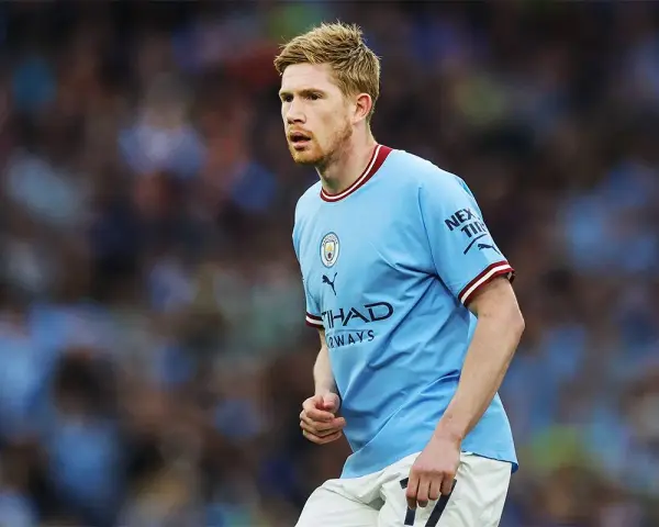 Kevin De Bruyne w błękitnej koszulce Manchesteru City, gotowy do gry. Jego obecne drużyny to właśnie The Citizens.