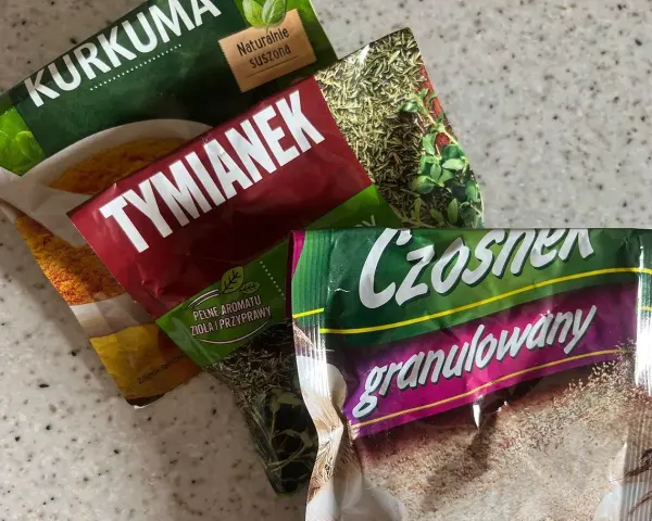 Opakowania po przyprawach: kurkuma, tymianek, czosnek granulowany.