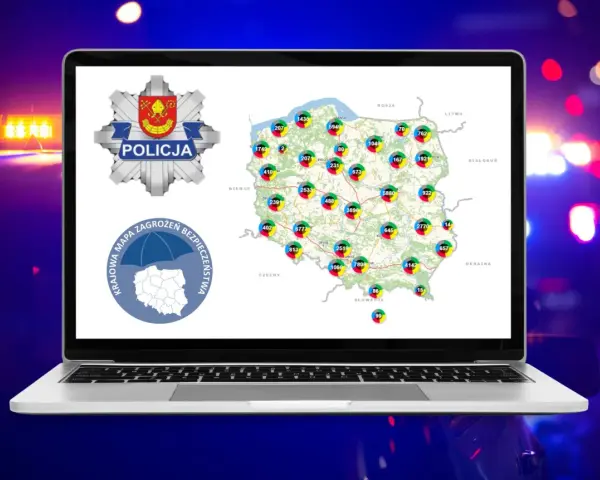 Na ekranie laptopa widnieje mapa Polski z zaznaczonymi punktami, symbolizującymi zagrożenia. Obok widnieje logo policji. Czy łódź jest niebezpieczna? Mapa pokazuje dane, które mogą pomóc ocenić ryzyko.
