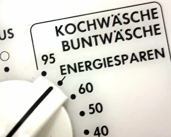 Regler einer Waschmaschine zeigt Programme wie Kochwäsche, Buntwäsche und Energiesparen. Der Wasserverbrauch hängt vom gewählten Programm ab.