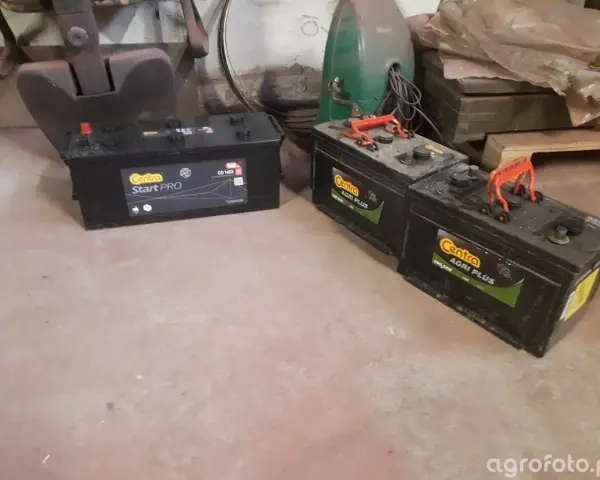 Dwa akumulatory Centra Agri Plus i jeden Centra Start PRO. Jaki akumulator do T25? Te mogą pasować.