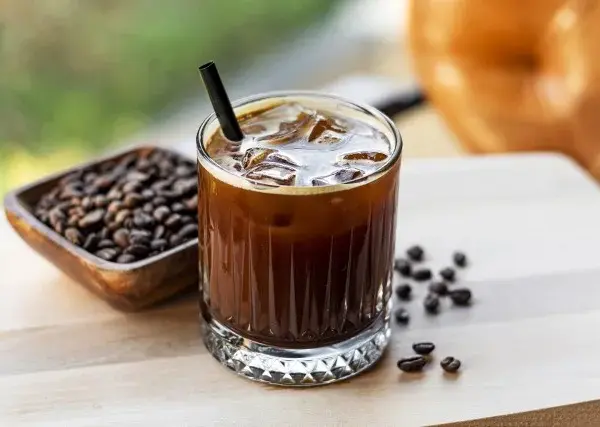 Jak zrobić herbatę cold brew? Przepis na napój bez goryczki
