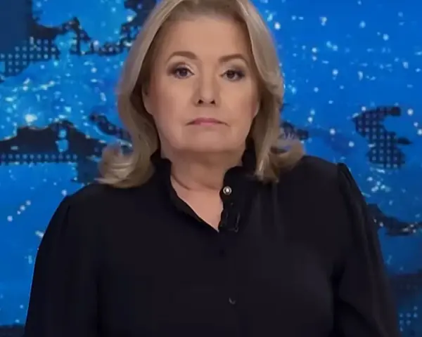 Kobieta w czarnej bluzce na tle mapy świata. Jej poważna mina sugeruje, że omawia ważne wiadomości, które wpływają na oglądalność.