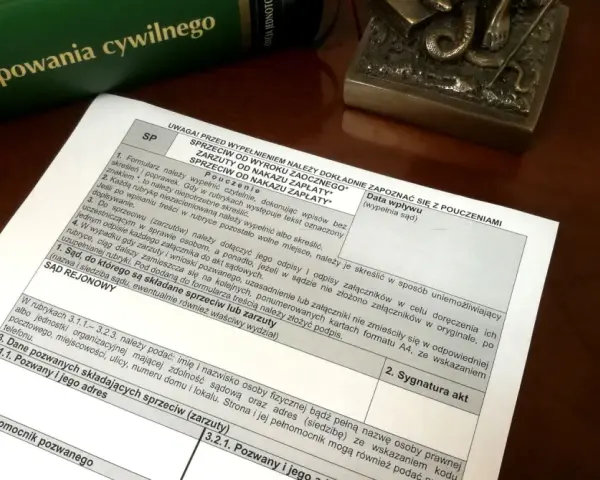 Dokument z pouczeniami dotyczącymi sprzeciwu od wyroku zaocznego lub nakazu zapłaty. Wskazuje na odrzucenie lub oddalenie pisma.