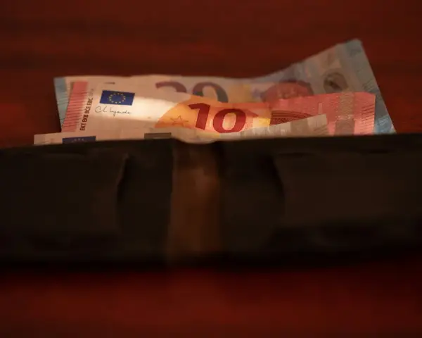 Ile zarabia opiekunka osoby starszej w Polsce? Nie daj się oszukać!