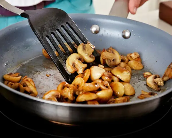Gebratene Champignons in einer Pfanne, bereit für leckere Champignons Rezepte.