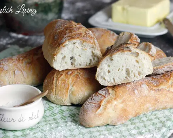 Frisch gebackene Baguettes, die Lust machen, Baguette selber machen. Mit knuspriger Kruste und luftiger Krume, daneben Fleur de Sel und Butter.