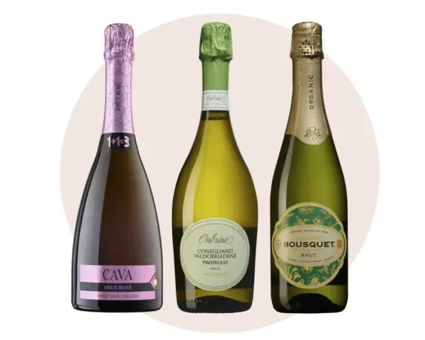Tre flaskor mousserande vin: en rosa Cava, en grön Prosecco och en gyllene ekologisk Brut. Perfekt vin till torskrygg.