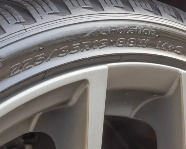 Detailaufnahme eines Reifens mit der Beschriftung 225/35R19 88W M+S. Die flanken reifen zeigen die Größe und den Typ des Reifens.