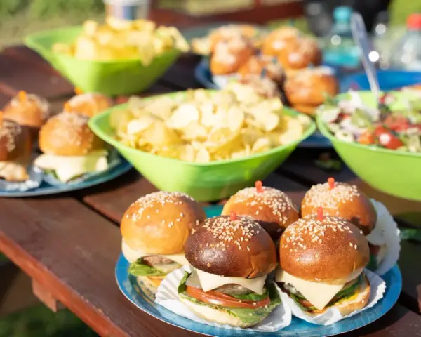 Mini burgery i sałatka na piknikowym stole. Idealne proste przepisy na przekąski w 15 minut, gdy liczy się czas i smak.
