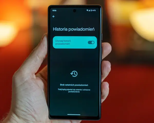 Ekran telefonu z włączoną funkcją "Historia powiadomień" na Androidzie. Widoczny przełącznik i informacja o braku powiadomień.