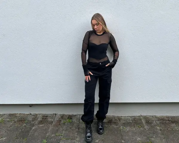 Stylizacja na koncert przy świecach: czarny, prześwitujący top, bojówki i ciężkie buty.