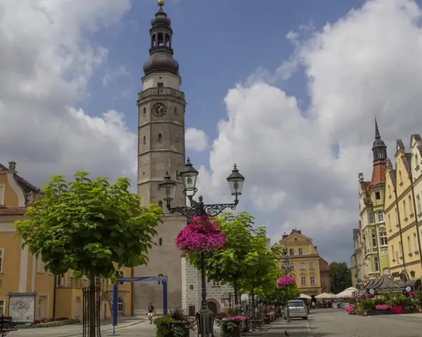 Rynek w Bolesławcu, gdzie leży to piękne miasto, z ratuszem i kolorowymi kamienicami.