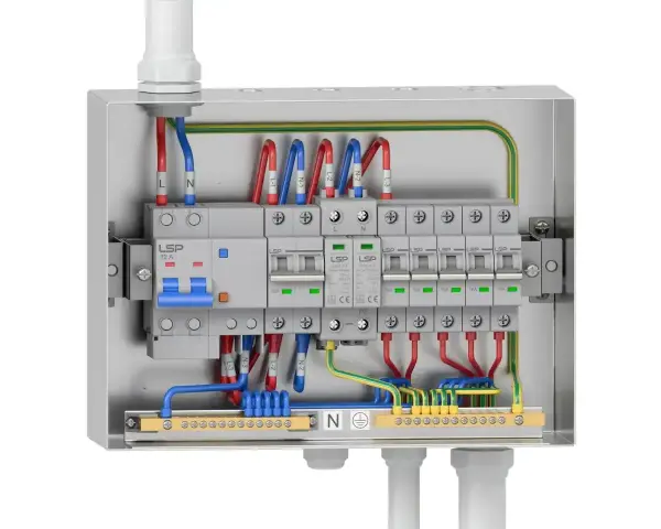 Wnętrze metalowej skrzynki elektrycznej z wyłącznikami i przewodami. Widać instalację rbk z bezpiecznikami i listwami zaciskowymi.