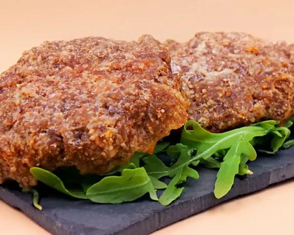 Dwa soczyste kotlety wieprzowe, idealne do burgerów. Wypróbuj nasz przepis na hamburgery z mięsa mielonego wieprzowego!