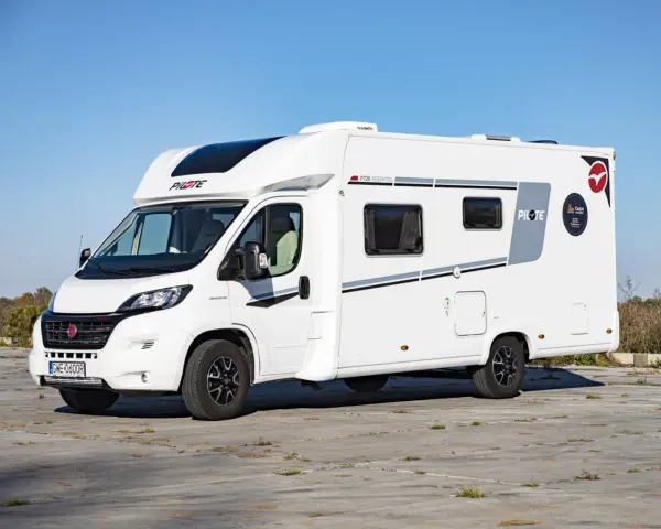 Biały kamper Pilote P726 Essentiel gotowy na przygodę. Idealny do podróżowania i odkrywania nowych miejsc.