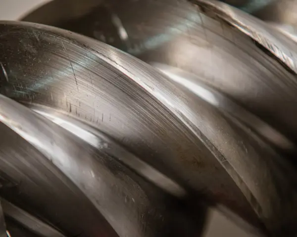 Metalowe śruby kompresora, tworzące przestrzeń do wytworzenia podciśnienia a próżni.