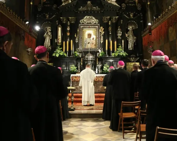 Uroczyste msze święte na Jasnej Górze. Biskupi w czarnych szatach i różowych biretach modlą się przed ołtarzem z cudownym obrazem Matki Bożej.