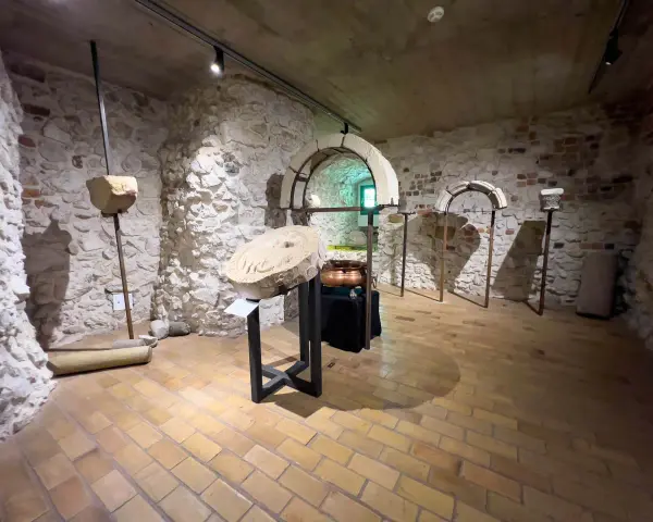 Wnętrze klasztoru w Tyńcu. Kamienne ściany, łuki i artefakty tworzą atmosferę historii.