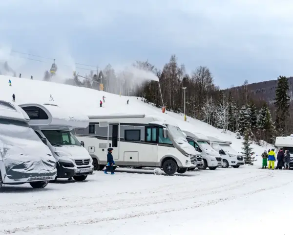 Kampery na śniegu, narciarze na stoku, armatki śnieżne i kolejka linowa. Idealne miejsce na zimowy camping w Szczyrku.