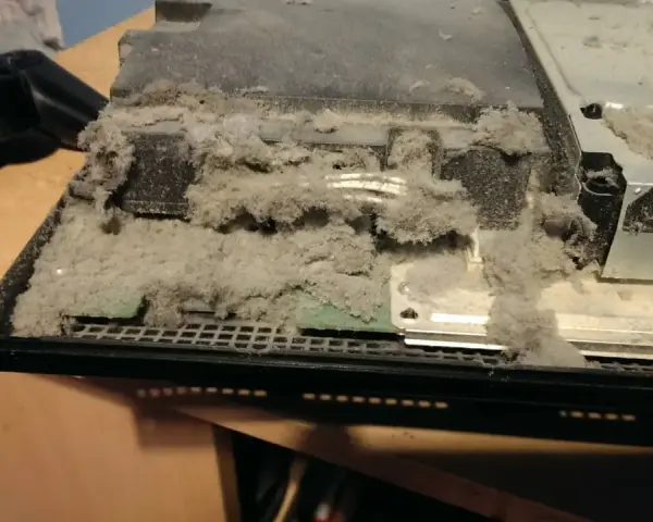 Consola PS4 cubierta de polvo. Es hora de limpiar ps4 para que vuelva a funcionar.