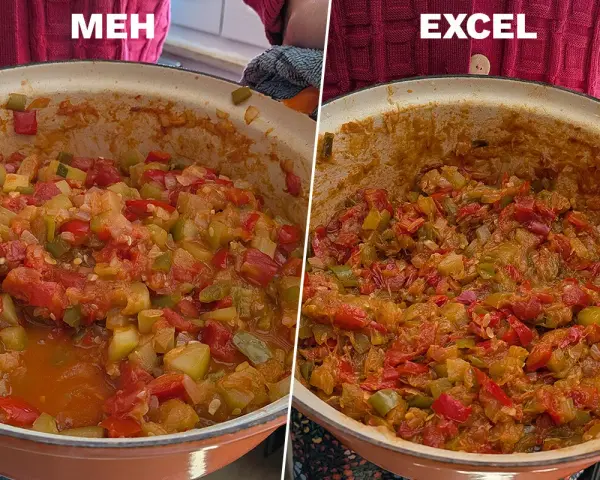 Dos cazuelas de pisto murciano: una con aspecto aguado y otra con la textura perfecta y dorada.