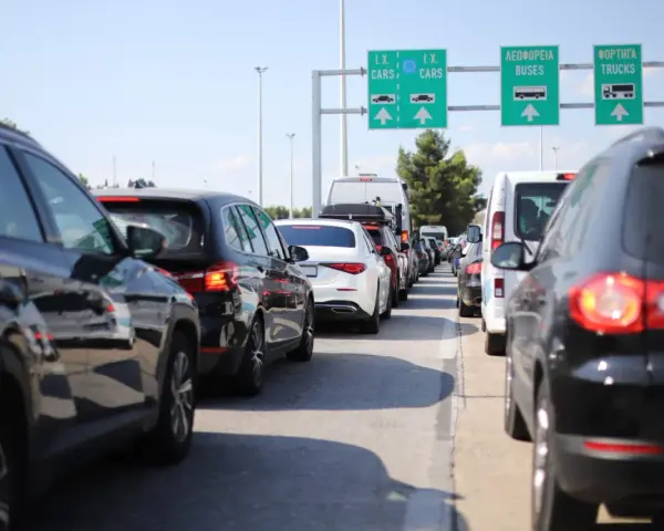 Korki na drodze, znaki kierujące do pasów dla samochodów, autobusów i ciężarówek. Czy zielona karta co to jest, potrzebna do przekroczenia granicy?