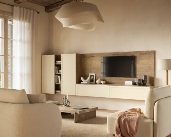 Soggiorno accogliente con divani color visone abbinamento, mobile TV in legno e pareti color crema. Luce naturale entra da un'ampia finestra.