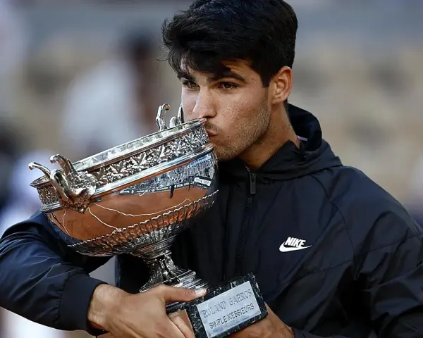 Joven tenista besa el trofeo de Roland Garros, un sueño cumplido y un paso más hacia los grandes premios Grand Slam.