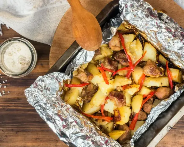 Co zrobić z fileta z kurczaka na szybko? Pieczone ziemniaki z kurczakiem i papryczką chili w folii aluminiowej.